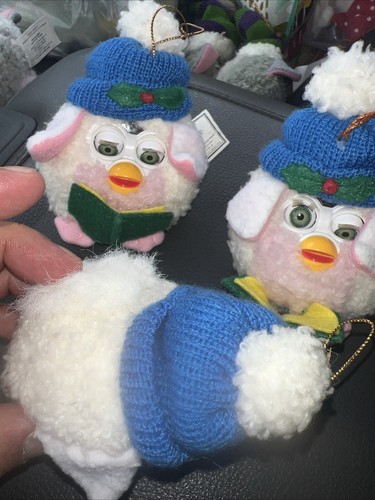 Furby Weihnachtsschmuck Vintage 1999 Plüsch weich weiß blau Mütze hält Buch - Bild 16 von 19
