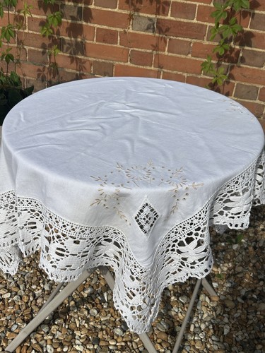 VINTAGE taupe embroidered white linen tea tablecloth with lace trim 100 x 100cm - 第 1/10 張圖片