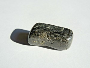25x13mm-VERY-RARE-GENUINE-NATURAL-TUMBLED-NUUMMITE-8-7g-GREENLAND-Magical-103G