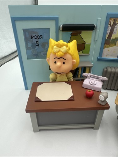 VTG Peanuts Charlie Brown 2002 School Desk Toy Set w/ Sally Lucy Patty HTF - Picture 9 of 24