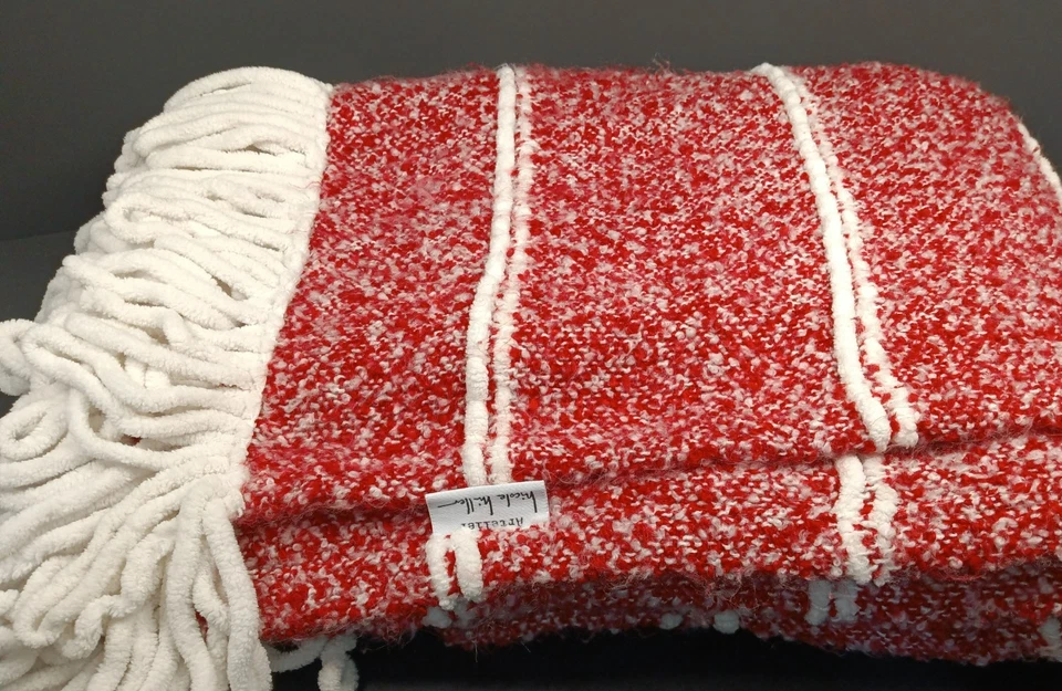 Manta Throw de Artelier Nicole Miller Rojo/Blanco Tiras y Flecos Suave 52" x 72" Foto 2 de 4