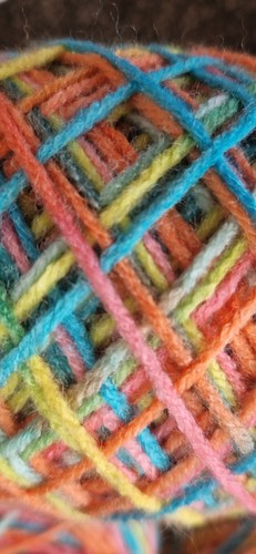 27 X 100G 280m 100% Acrylic Yarn Cakes - Picture 2 of 4