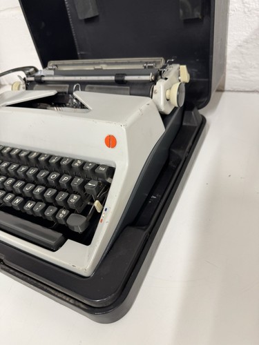 Olympia SM9 Typewriter In Case Vintage 1970s ~ Made In Western Germany - Picture 6 of 11