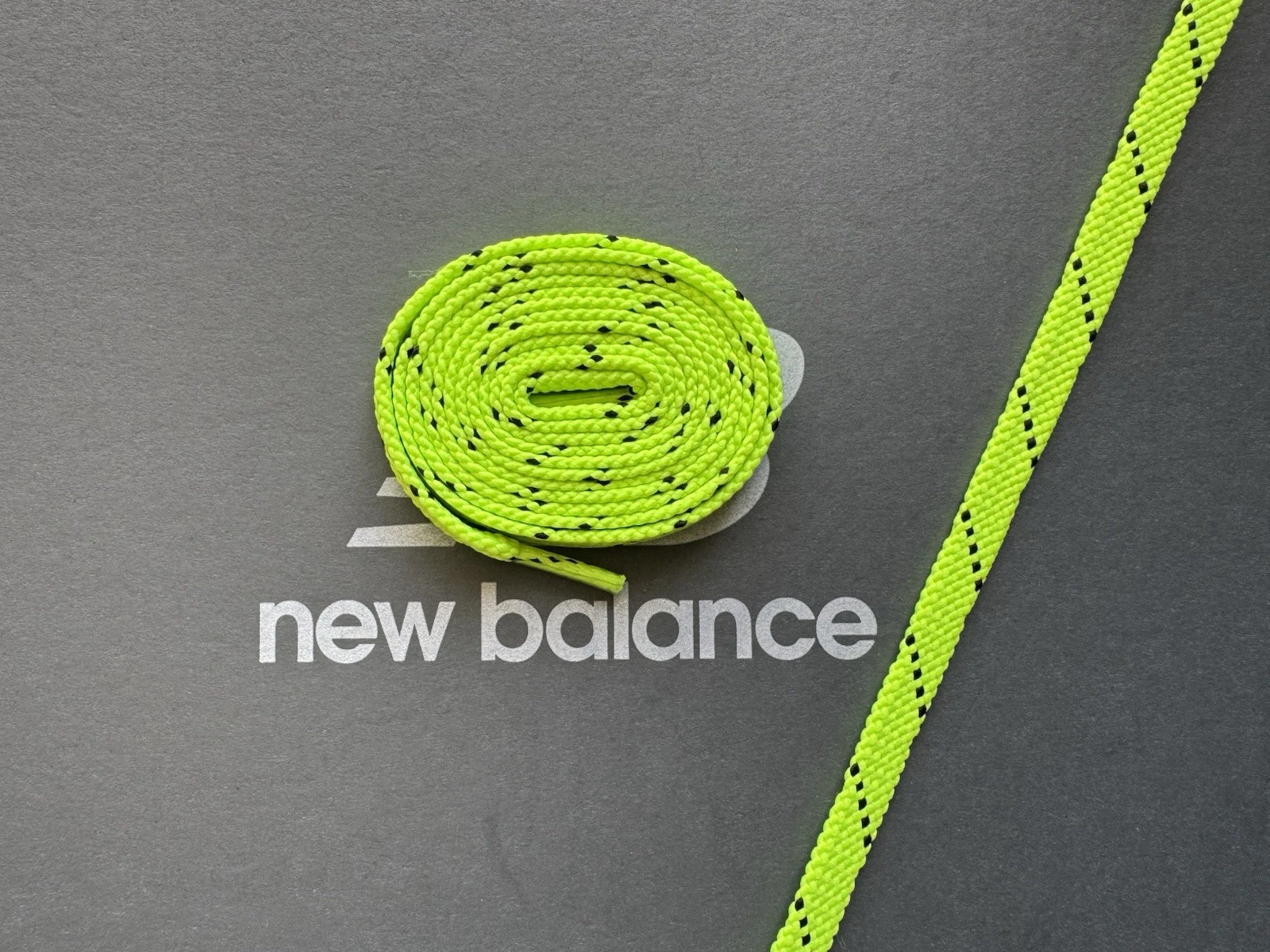 New Balance Lacci Piatti Tessuto Verde con Dettagli Neri Lunghezza 140cm Larghezza 9mm