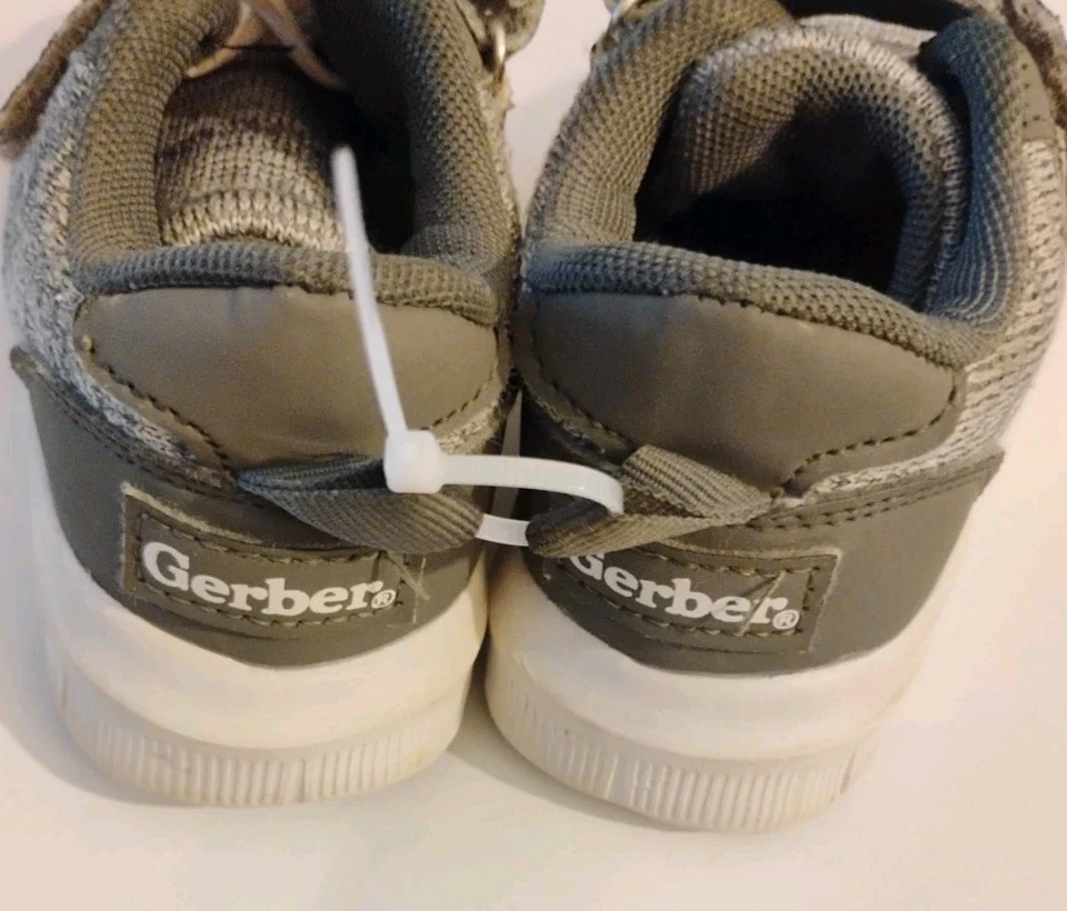Sapatos de bebê da Gerber tamanho 4 - Imagem 2 de 3