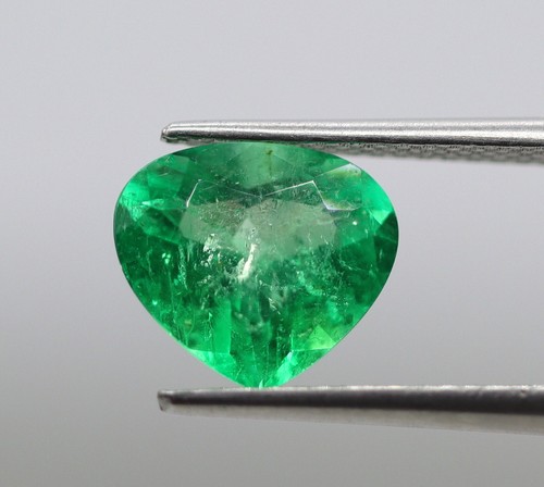 Colombia Mined Close To Heart Cut 100% Natural Emerald 9 x 5 mm Gemstone 1.88 Ct - Picture 4 of 9