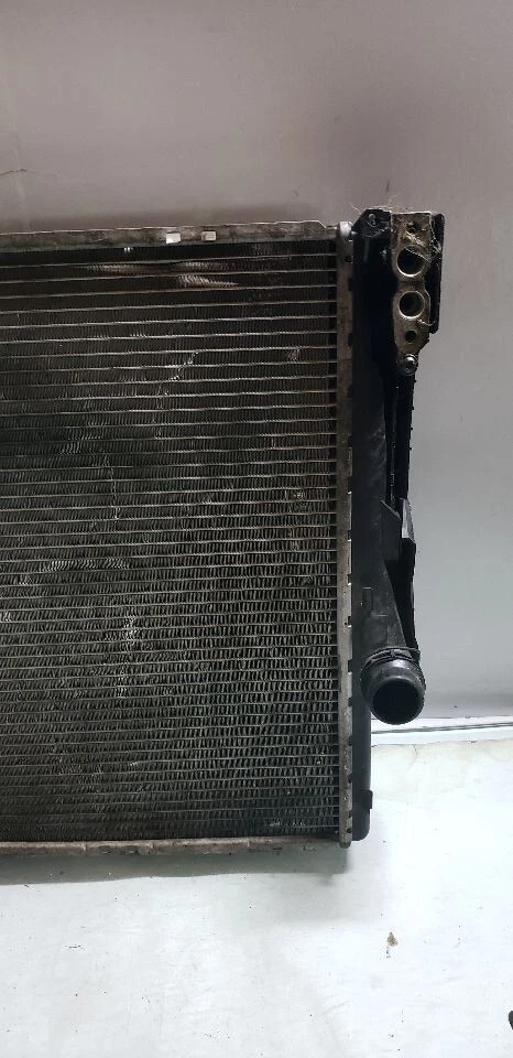 Conjunto de radiador y condensador de aire acondicionado BMW 330XI 330I 2001-2006 E46 - Repuesto OEM Foto 2 de 4