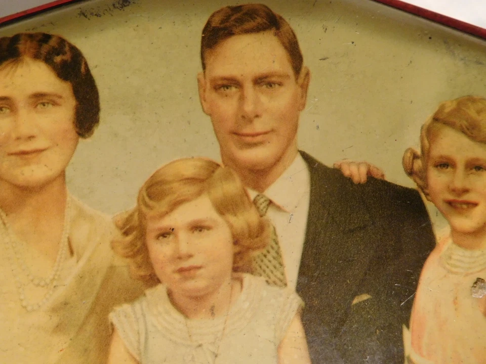 Escasa lata de caramelo de pájaro azul con la reina Isabel y la familia real inglesa de colección Foto 4 de 4