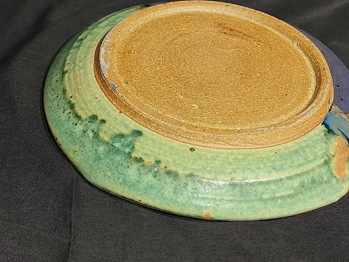 Rarität 11-1/4" W Studio Art signierter Steinzeug grün blau hellbraun lila Keramikteller - Bild 7 von 9
