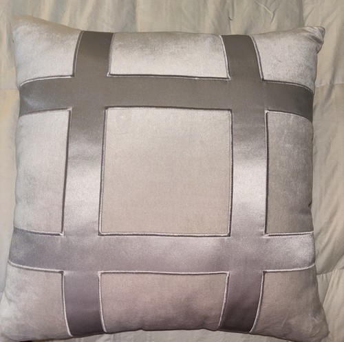 3 GreyLovely Macy's Designer neue Bettkissen, 18x18, Satin Zecke Tack Abschleppdesign - Bild 4 von 8