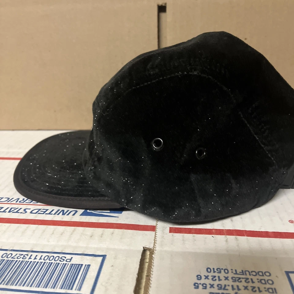 Шляпа Supreme черная шерстяная бархатная с блеском  - Изображение 3 из 4