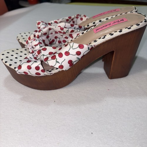 Betsey Johnson Rumors Size 9 Ladies Sandals Slip On Heels Shoes Cherries - Picture 4 of 9