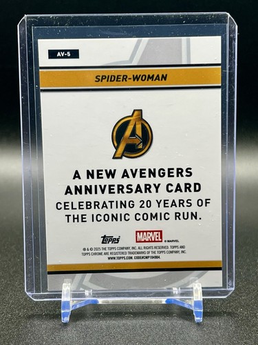 2025 Topps Chrome Marvel Spider-Woman The New Avengers 20th Anniv Refractor - Picture 3 of 3