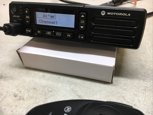 Motorola XPR2500 MOTOTRBO UHF 403-470 MHz 128-kanałowe radio mobilne AAM02QNH9JA1AN - Zdjęcie 13 z 18