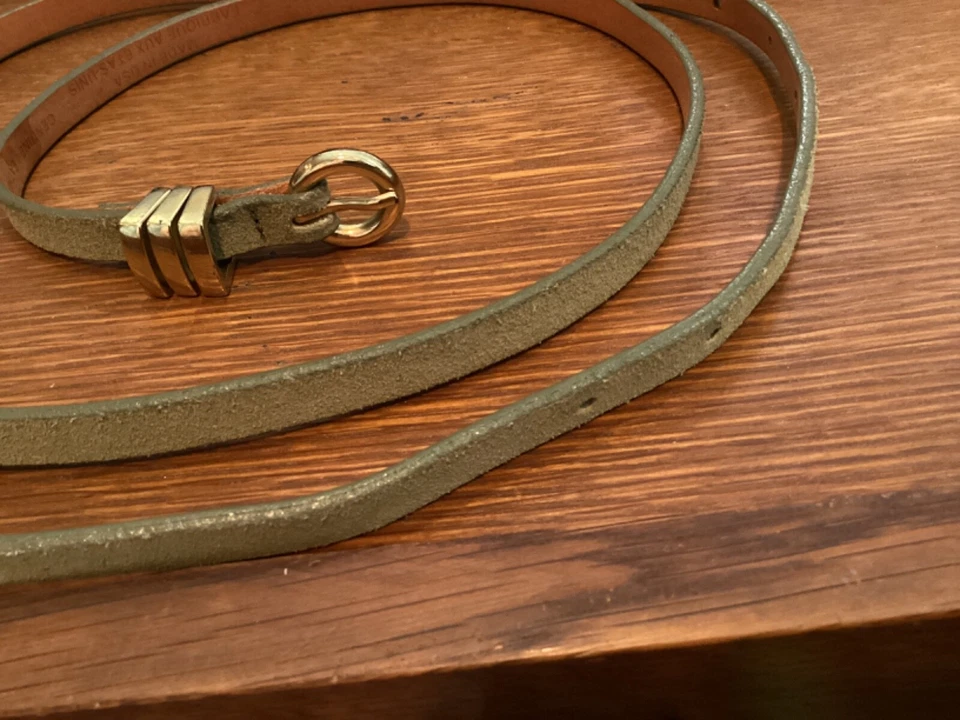 CINTURÓN ANTHROPOLOGIE TALLA GRANDE GAMUZA GRIS VERDOSO CON INTERESANTE HEBILLA Foto 2 de 3