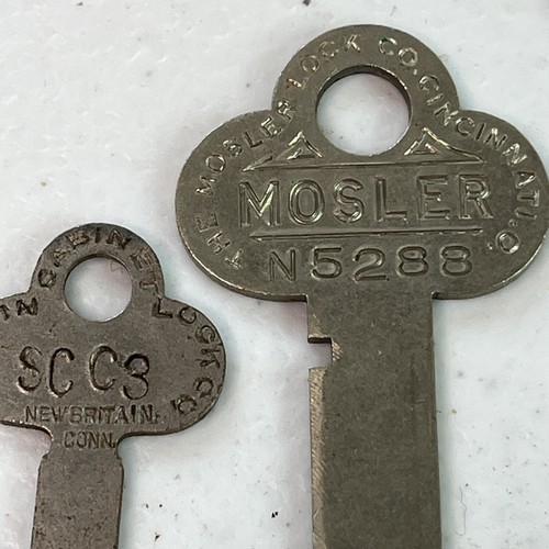 Lotto chiavi antiche vintage per lo più piatte Master Mosler lunghe Neumann Corbin Yale Miller - Foto 7 di 19