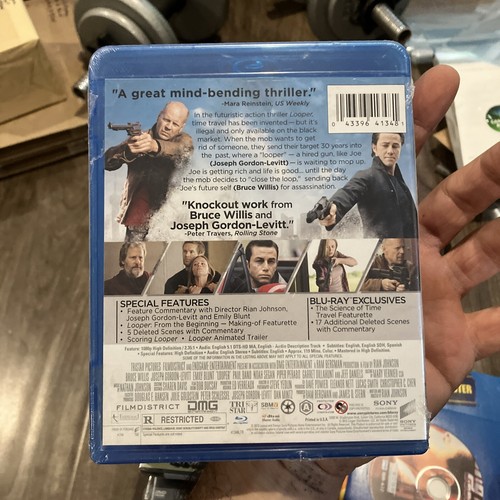 Looper (Blu-ray + Digital) NEW - Picture 2 of 2
