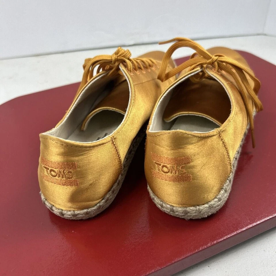 Zapatos para mujer TOMS cordones de verano en dorado metálico talla 7 con cordones elegantes Foto 3 de 4