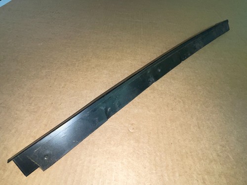 Corvette Windshield pillar trim reveal molding weatherstrip retainer L 84-96 NOS - Bild 7 von 8