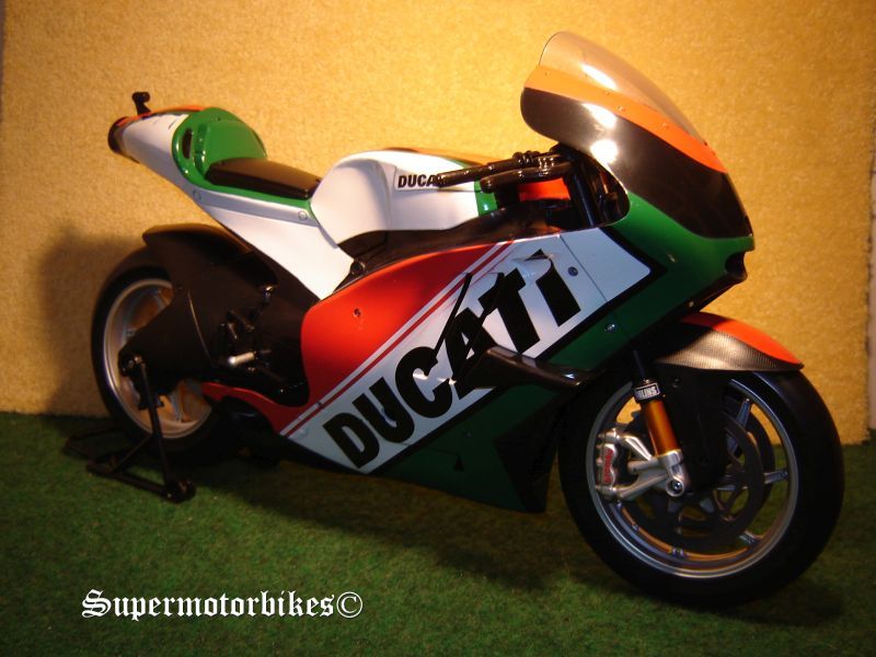 1 6 Ducati Desmosedici Italien Flagge 2015 02933 1 6 Ducati Desmosedici Desmosedici Desmosedici Italien Flagge 2015 02933 c7c5e1