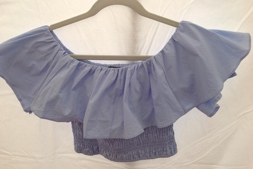 Nuevo con etiquetas Top corto Lulus Lulu's Seeking Volantes Azul Claro Calado Fuera del Hombro XS - Imagen 1 de 4