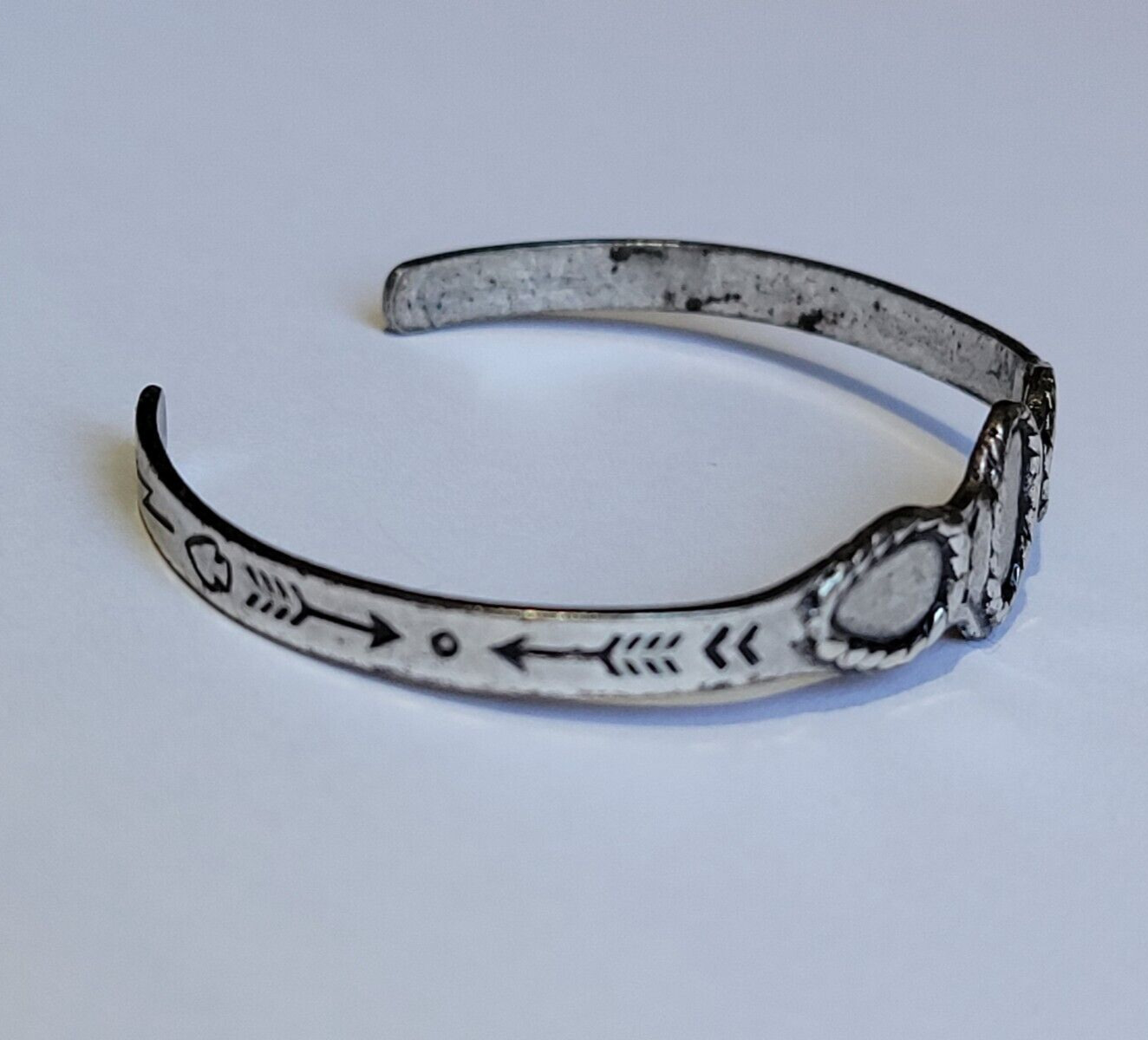 Hand Carved Green Turquoise Vintage Native American Navajo Singed Sterling Silver Bracelet Hand Carved Green Turquoise Vintage Native American Navajo Singed Sterling Silver Bracelet