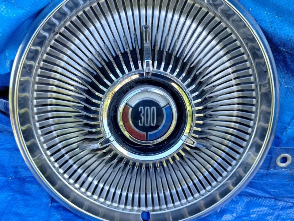 Cubierta de rueda usada Chrysler Threecient 300 1967 1968 tapacubos Foto 2 de 4