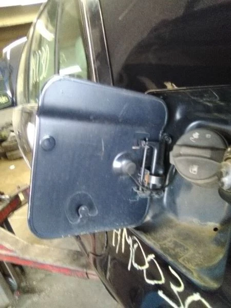 Cadillac DTS 2006 puerta de llenado de combustible Foto 2 de 4