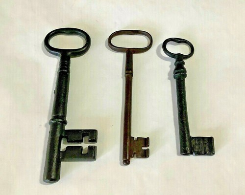 Lot of 3 Old Vintage Large Solid Iron Metal Skeleton Keys Wall Decor - Picture 1 of 4