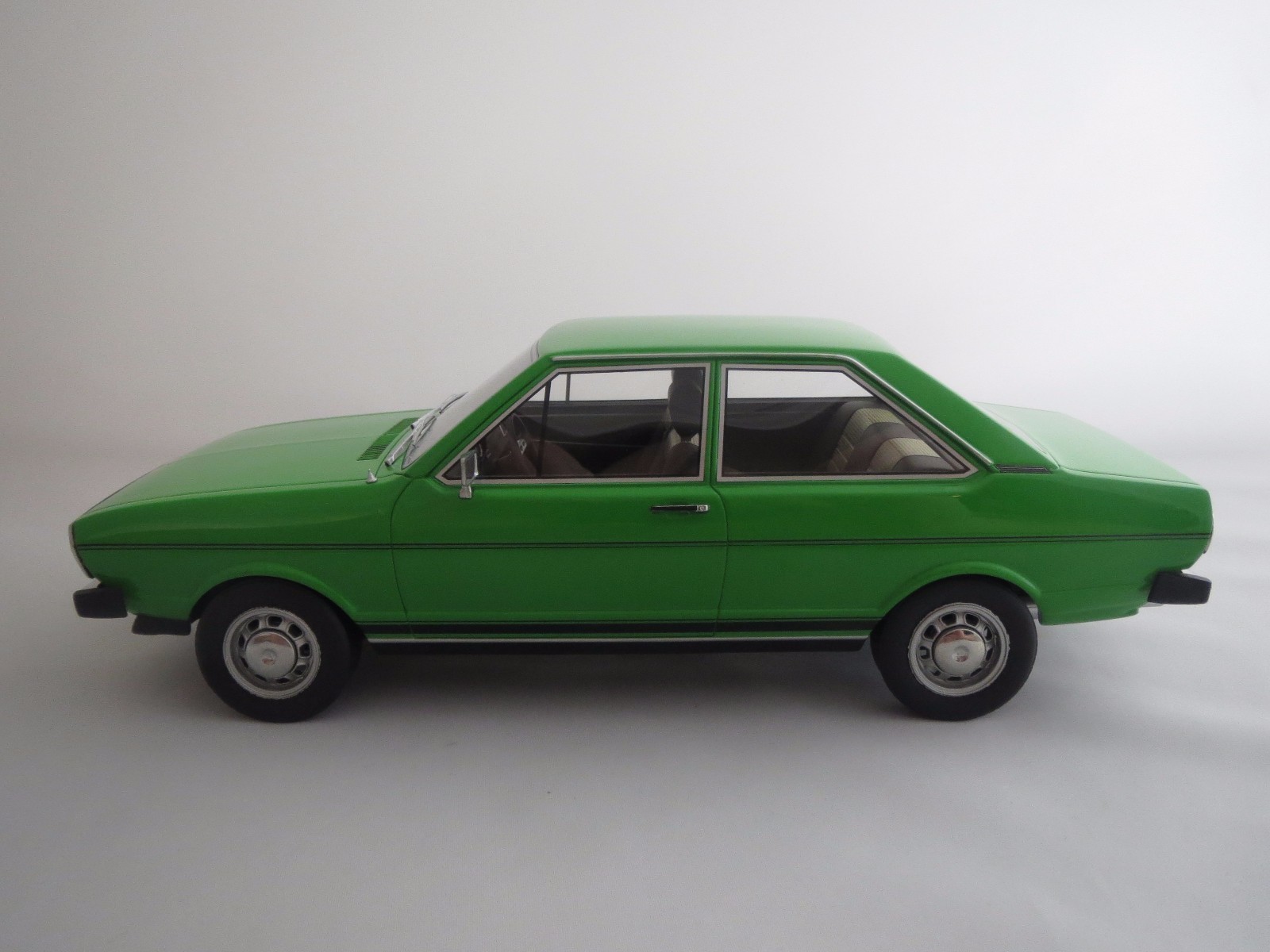 BOS Audi 80 GT 1974 (vert fluo) 1 1 1 18 sans emballage 72446b BOS Audi 80 GT 1974 (vert fluo) 1 1 1 18 sans emballage 72446b