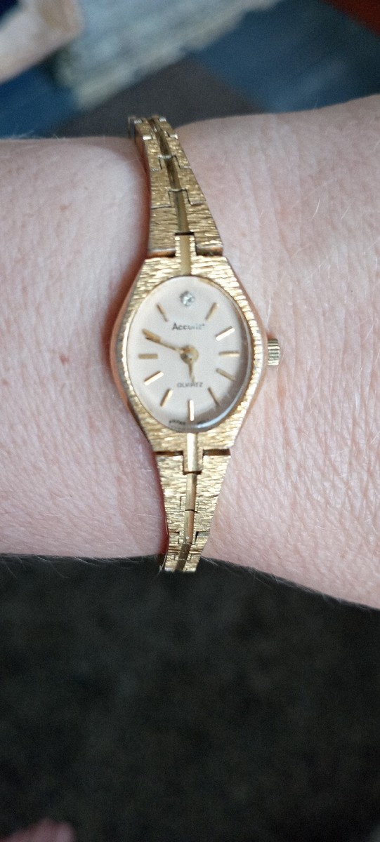 Delicate women's gold-tone Accurist