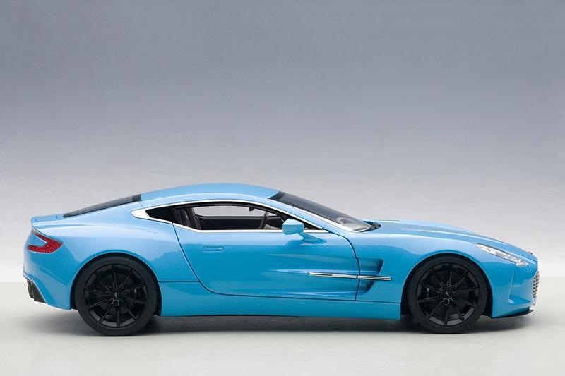オートアート　シグネイチャー 1/18 　アストンマーチンONE-77 Amazon | AUTOart 1/18 アストンマーチン ONE-77 (ホワイト