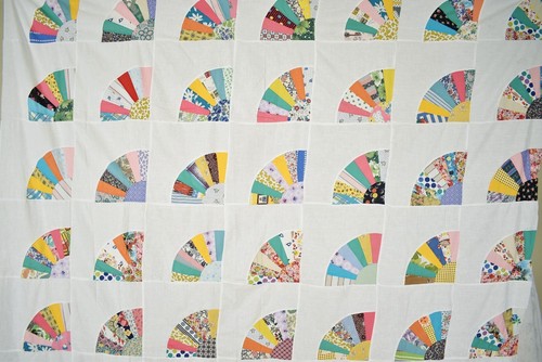 Large 40's "Grandmother's Fan" Antique Quilt Top ~Beautiful Vintage Fabrics! - Picture 2 of 11