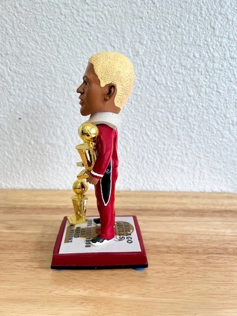 Dennis Rodman Chicago Bulls FOCO 3x Championship Trophy Bobblehead 261/300 Foto 3 de 4