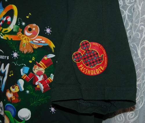 Disney Parks Mickey’s Very Merry Christmas Party 2017 Passholder T-shirt XL - Picture 2 of 4