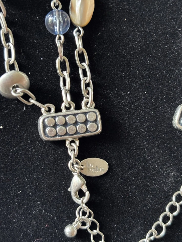 Collar con cuentas de vidrio, piedra y madreperla tono plata Lia Sophia Foto 2 de 3