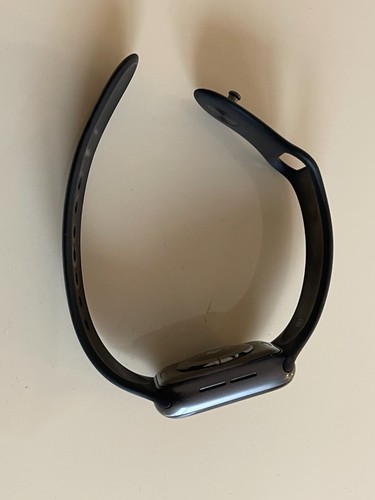 Apple Watch Series 4 40mm space grey aluminiowa obudowa z czarnym paskiem sportowym (GPS) - Zdjęcie 11 z 13