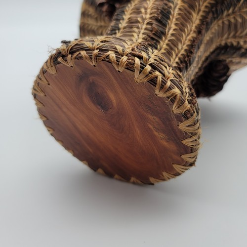 Vintage Hand-Woven Pine Needle Basket with Handle Pinecones Wood Bottom Signed - Bild 6 von 24
