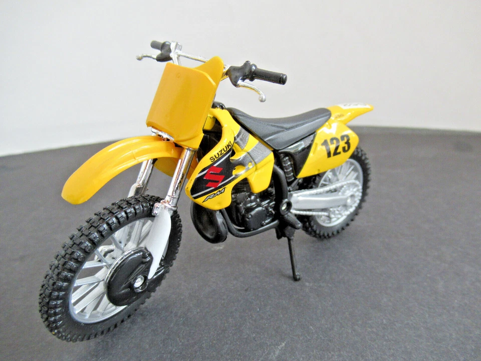 1:18 Maisto Motorrad Suzuki Enduro - Bild 1 von 1