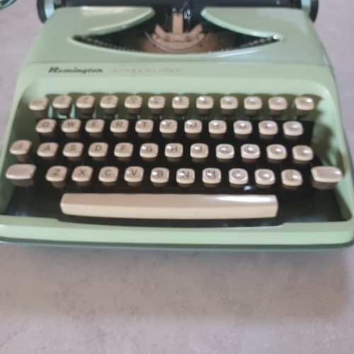 VTG Remington STREAMLINER Typewriter Aqua Teal Green - Hard Cover WORKING - READ - Picture 8 of 23