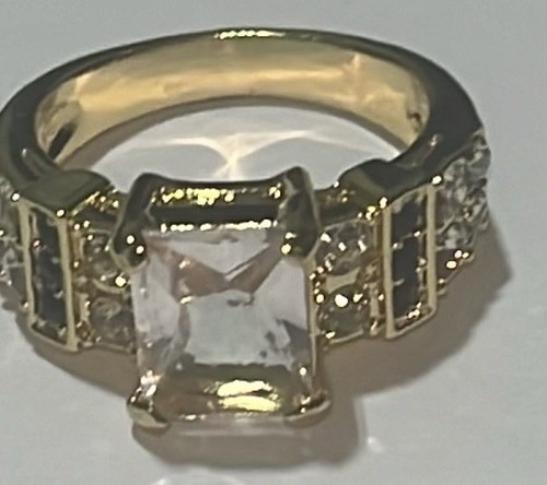 Piedra transparente talla 9 con detalles negros. Anillo de cóctel acabado dorado - Imagen 1 de 8