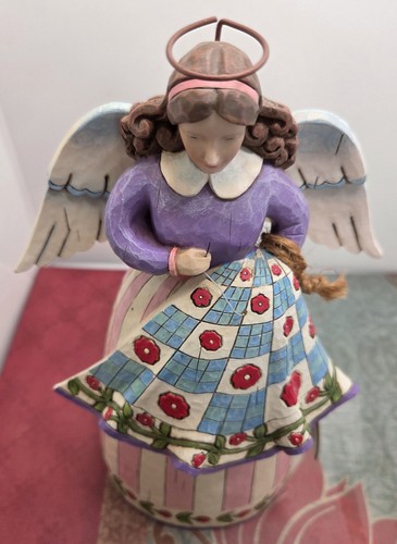 Jim Shore Heartwood Creek Stitched With Love 4007245 Engel Figur Quilter - Bild 2 von 8