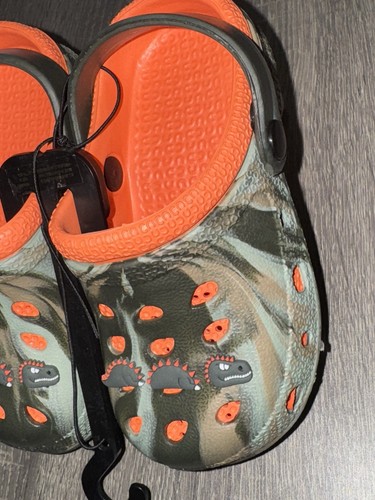 Zuecos camuflados con tema de dinosaurio estampado naranja y camuflaje + decoraciones niño pequeño talla 10 NUEVO - Imagen 6 de 10