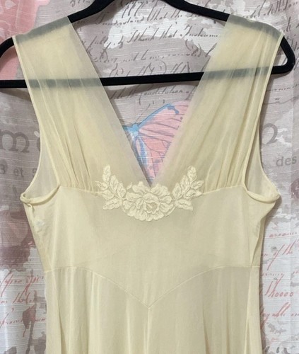 Vtg VANITY FAIR TRICOT Long Full Sweep Nightgown Lace Ivory Lace Bodice Sz 34 - Picture 8 of 14