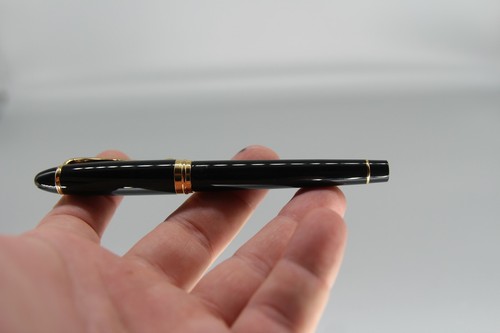 VINTAGE AURORA IPSILON FOUNTAIN PEN, BLACK LACQUER w/ 14k GOLD MED POINT NIB - Picture 3 of 5