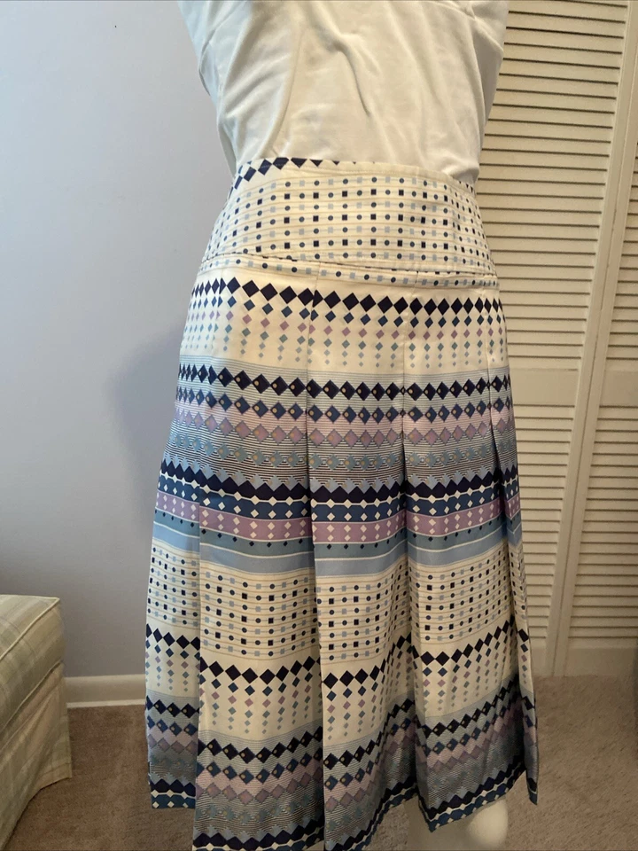 Kenneth Cole Reaction 100% Silk Pleated Skirt Ivory Blue polkadots diamonds Sz 8 - Imagem 3 de 4