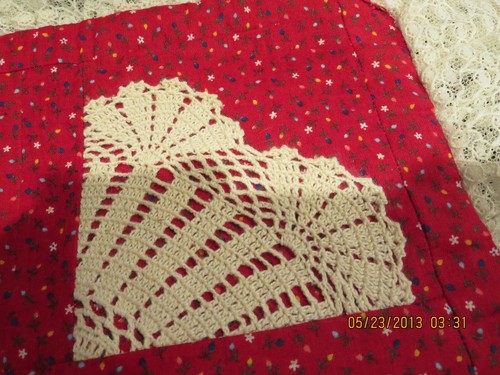 VTG. QUILTED 15" SQUARE MAT--HAND CROCHET DOILIES--2" LACE --#V3-18 - Picture 6 of 24