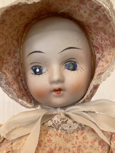 Vintage Porcelain Collectors dolls on stands with ghost features 12 inches tall - Picture 4 of 22