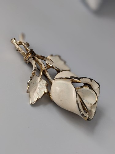 Vintage 1950's ALBERT WEISS Cream Enamel Single Rose & Gold Tone Brooch - Picture 9 of 16