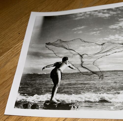 HAWAII - UOMO HAWAIANO CHE GETTA UNA RETE SULLA SPIAGGIA foto bianco e nero anni '50 - Foto 2 di 4